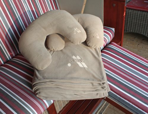 Fleecedecke inkl. Nackenkissen