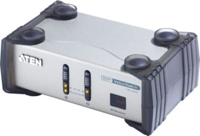 Der VS261-AT-G 2-Port DVI Video Switch von ATEN ist eine Kontrolleinheit, welche die Videodarstellung von zwei Computersystemen an einem DVI-Monitor erlaubt und somit die Kosten fÃŒr einen zweiten Monitor einspart. Das VS261-AT-G 2-Port DVI Video Switch ist HDCP kompatibel und bietet eine Auflösung von von 1920 x 1200 Pixel. Auch eine Stereo-Audio-Ãbertragung ist gewÀhrleistet.Farbton: unbekanntGarantie: keine AngabeGerÀtetyp: sonstiges ZubehörHersteller: ATENHerstellernummer: VS261-AT-GInfo: 2 R Monitor-Zubehör ATEN VS261-AT-G 2-Port DVI Video Switch