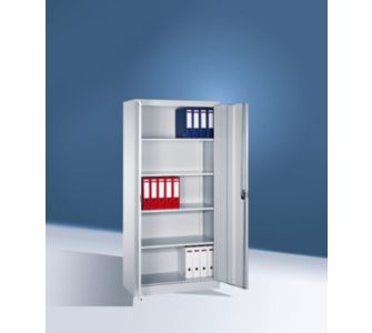 Flügeltürenschrank mit lackierten Fachböden